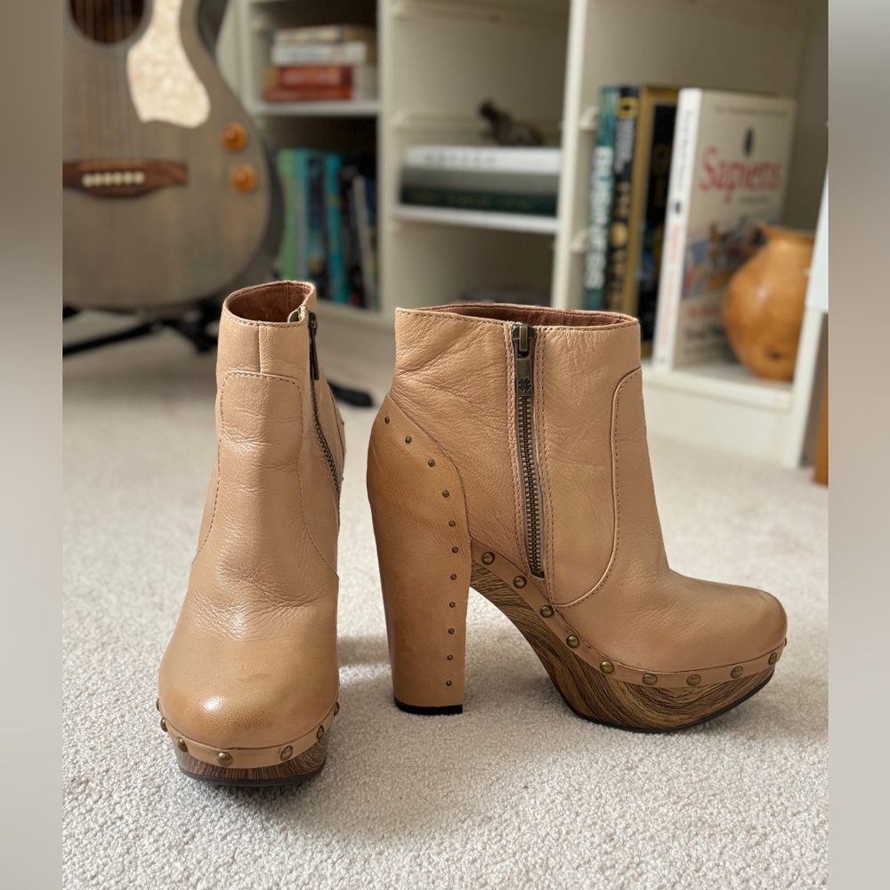 Lucky Brand Women's Studded Boots Sz 7 Natural Wood Clog